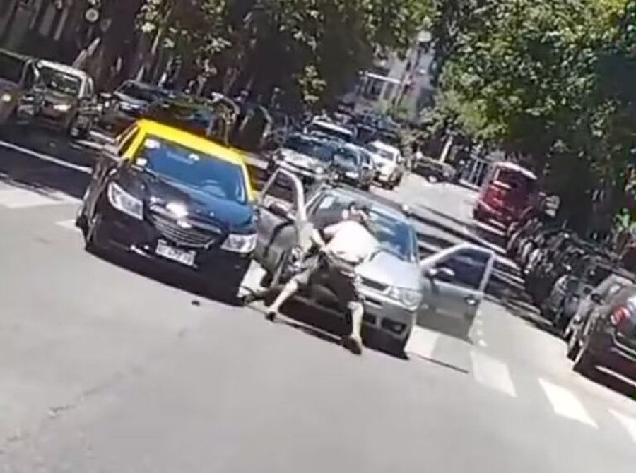 Se agarró a piñas con un taxista, sacó un cuchillo del auto y lo apuñaló frente a su pareja