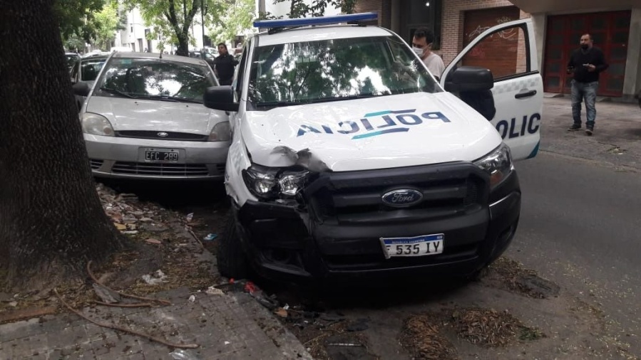 Patrullero perdió el control y chocó contra dos autos estacionados en La Plata