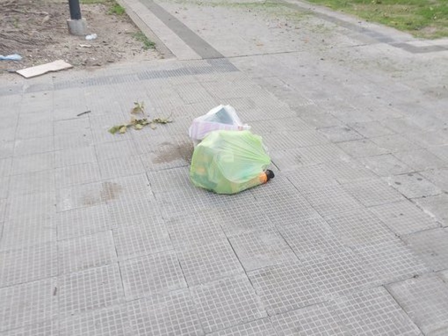 Vecinos reclaman por la recolección de residuos en 13 y 57 ”la bolsa está desde ayer”