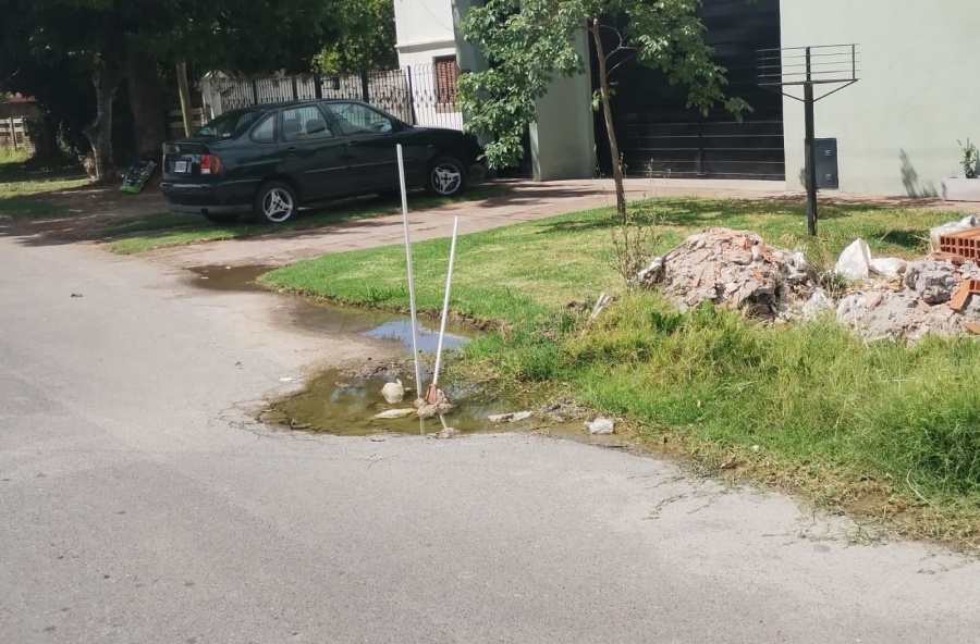 En una cuadra de Villa Elvira se rompió el pavimento por una pérdida de agua