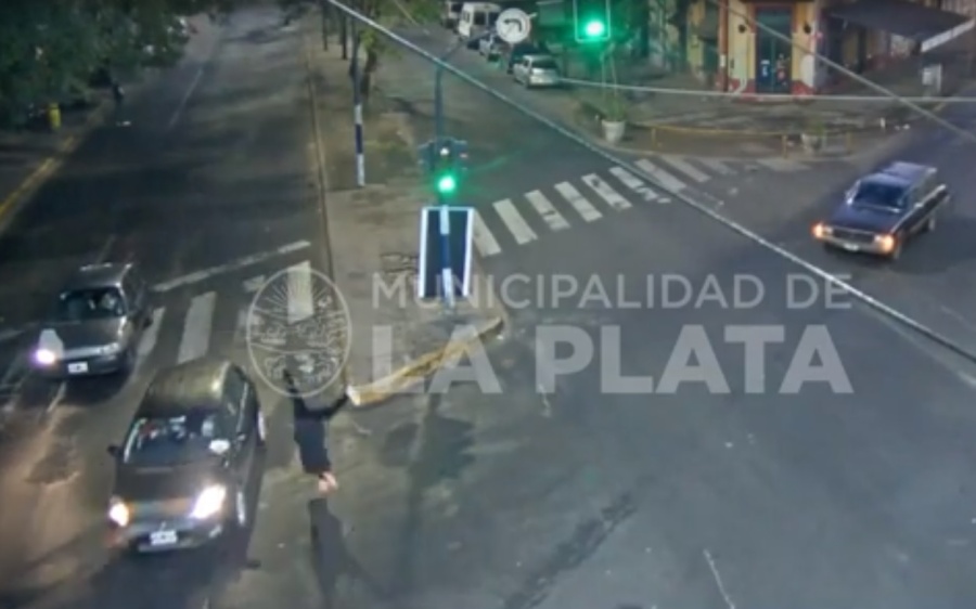 Impactante vuelo de un joven tras ser atropellado en 1 y 60