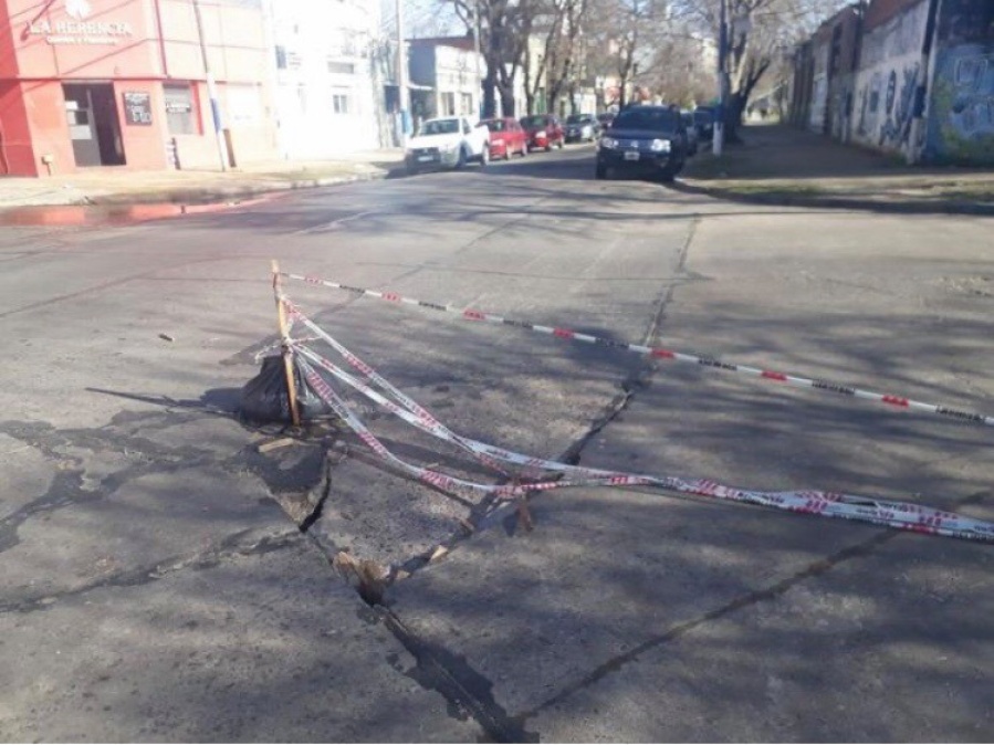 Vecinos reclaman por pozos en 20 y 55