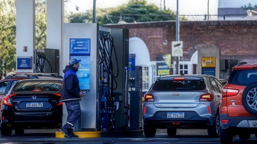 Aumentarán otra vez la nafta y el gasoil a partir de este jueves y así quedarán los precios