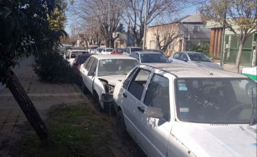 En 28 y 62 hay un ”cementerio de autos” y los vecinos no pueden estacionar