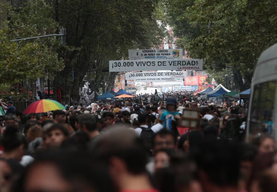 Miles de personas llenaron la Plaza de Mayo por Memoria, Verdad y Justicia durante la primera marcha unificada en 20 años