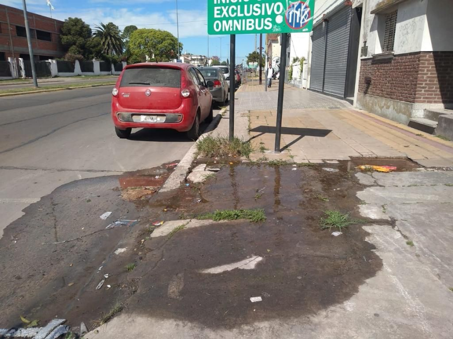 Vecinos reclaman por una importante pérdida de agua
