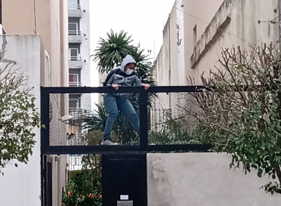 Abandonaron a tres criaturas de 2, 4 y 6 años en un departamento de La Plata y un vecino los rescató: ”Lloraban fuerte”