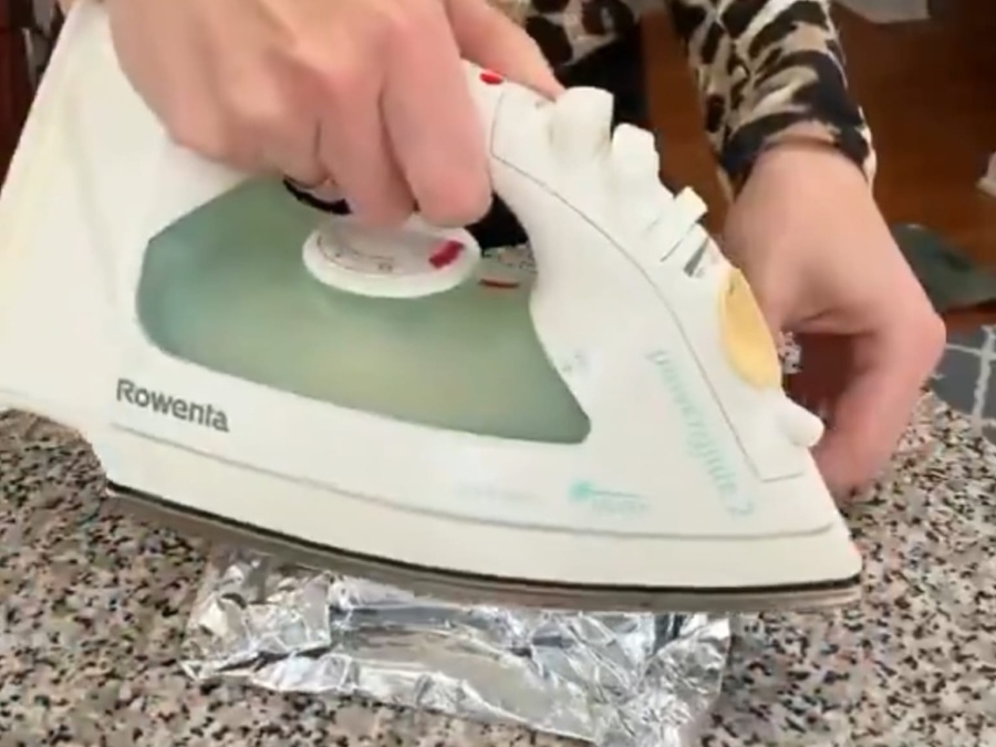 Gran invento: a falta de tostadora, usó una plancha para hacerse tostados