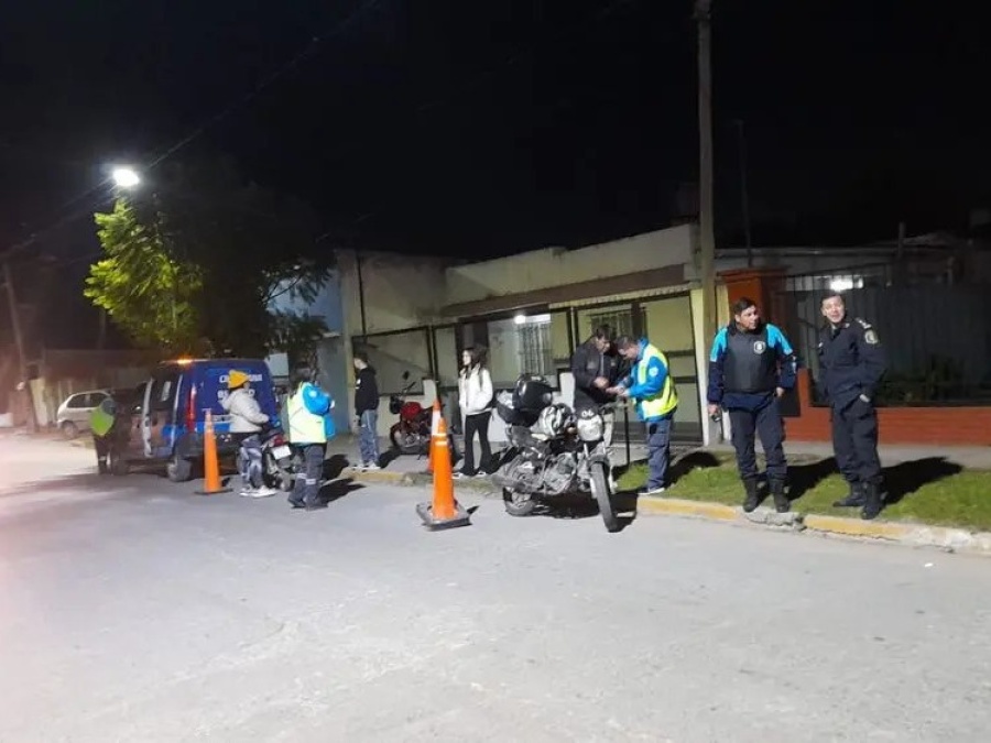 Un joven intentó evadir un control policial, embistió a un efectivo y su padre lo entregó