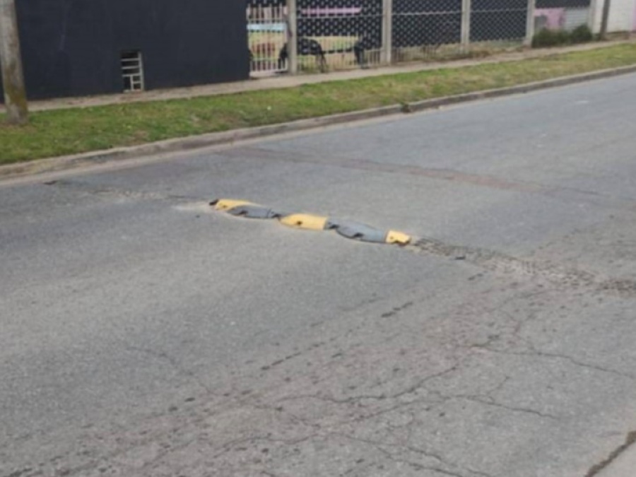 Reclaman el cambio de un reductor de velocidad roto en calle 28 entre 487 y 488