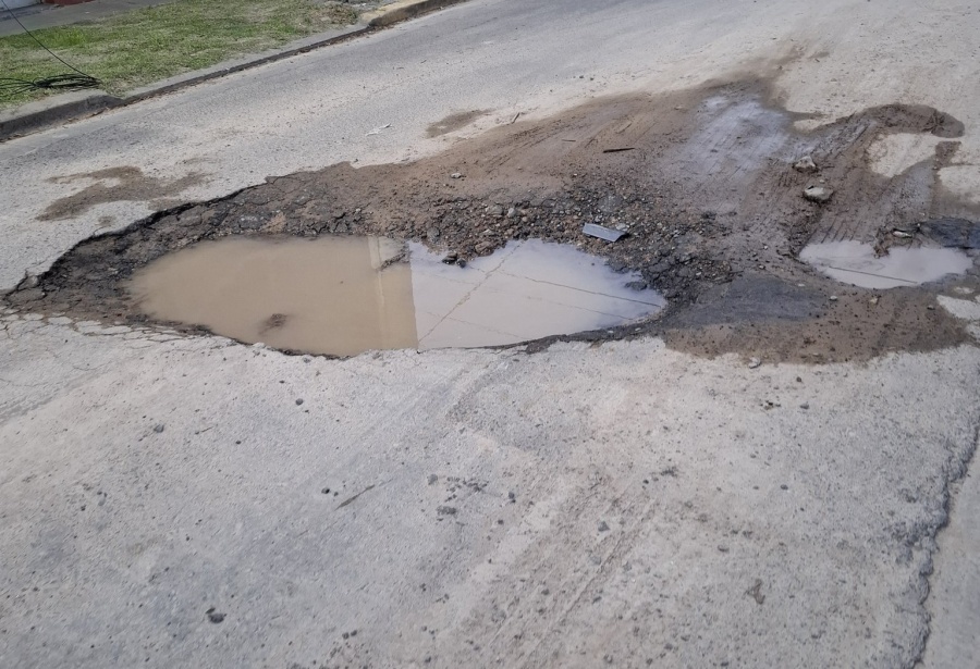 Vecinos reclamaron el arreglo de un pozo en 77 y 13: ”En moto o bici te hacés pelota”