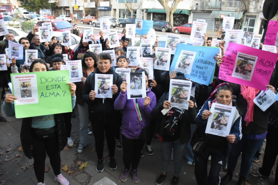 Familiares y conocidos reclamaron por la desaparición de la adolescente en La Plata