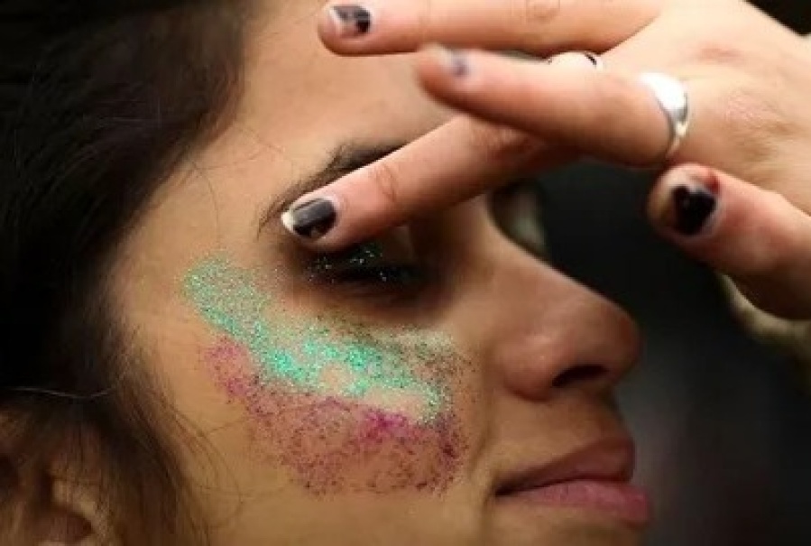 Europa prohibirá la purpurina y la venta de otros cosméticos para combatir la contaminación por microplásticos