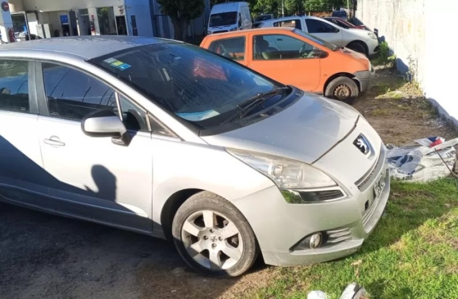 Encontraron en una estación de servicio de Berisso una camioneta que había sido robada