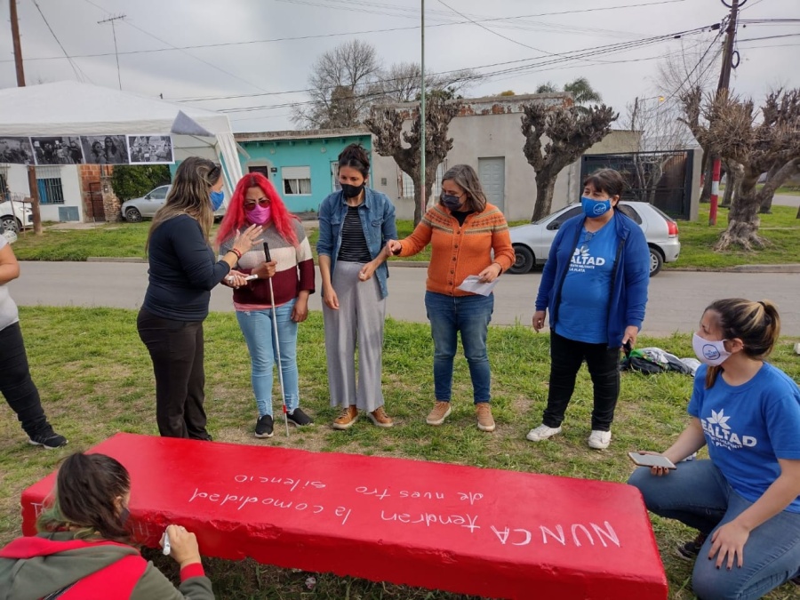 Ni una menos: pintaron un banco rojo en Olmos