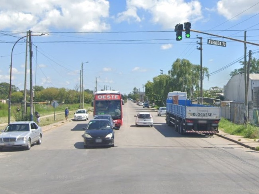 Brutal golpiza a un remisero en Los Hornos: Intentaron apuñalarlo mientras esperaba el semáforo en avenida 137 y 72