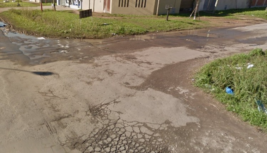 En un sector de Los Hornos, los vecinos se quejan de las condiciones de las calles y exigen que las reparen