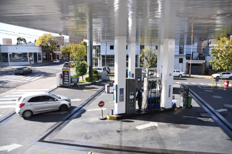 Confirmaron que bajarán los precios de la nafta y el gasoil a partir de octubre por el desplome del petróleo