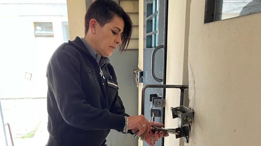 Una penitenciaria se convierte en la primera mujer en ser encargada de un pabellón de hombres