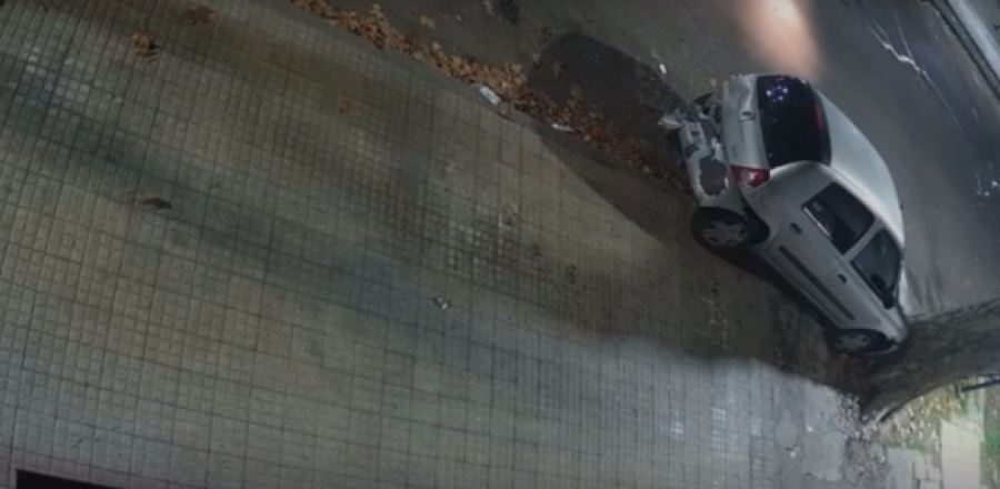 Regresó a dejar sus datos luego de colisionar y destrozar un auto estacionado en La Plata