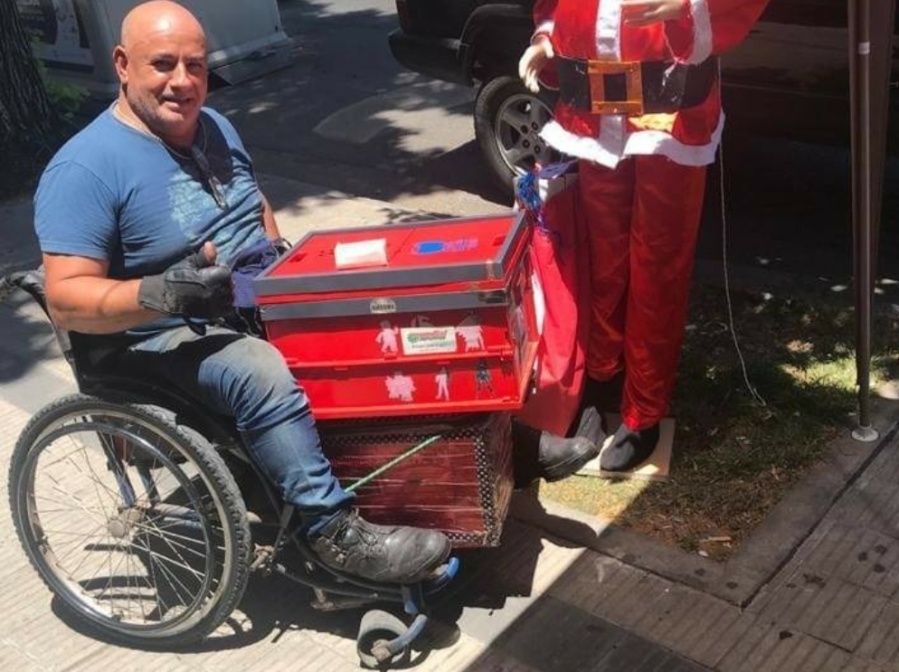 No le daban trabajo por estar en silla de ruedas, no se dio por vencido y ahora se gana la vida con su pasión de siempre