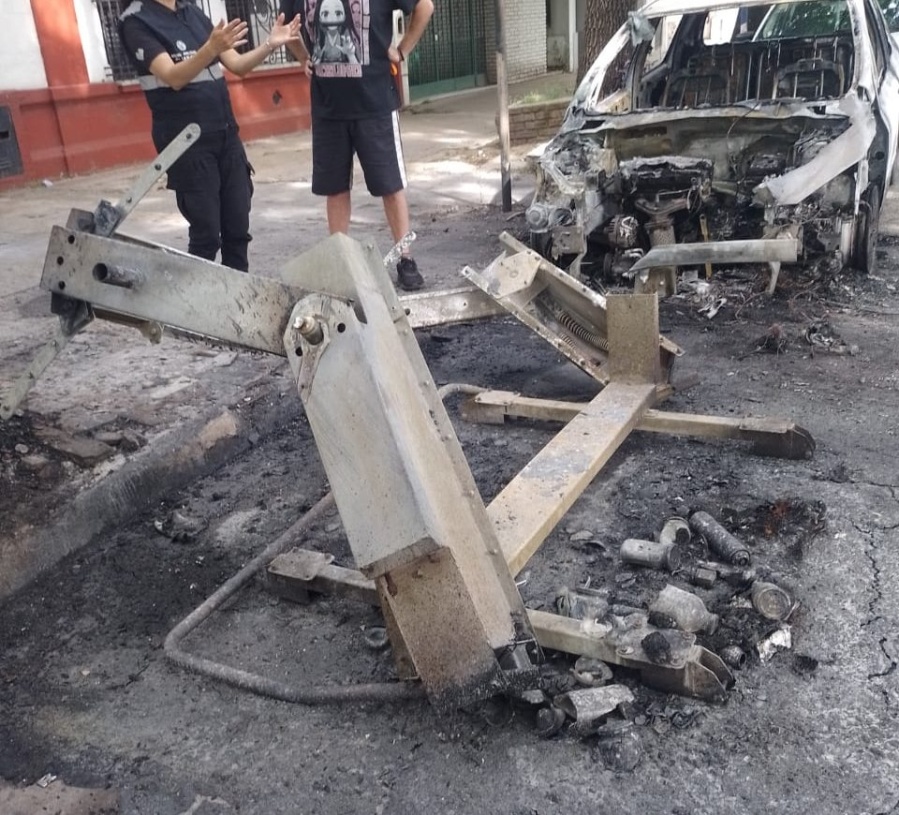 Así fue el incendio en La Plata donde un auto y un contenedor quedaron calcinados