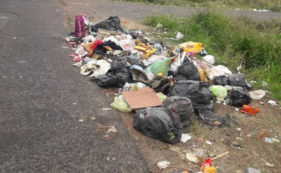 En Gonnet viven entre la basura y el olor a podrido
