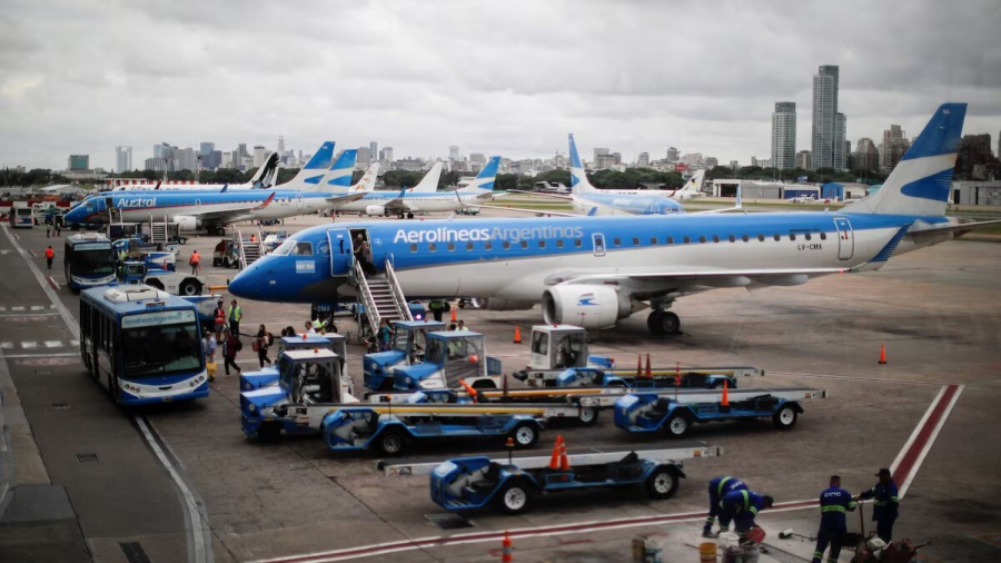 Los controladores aéreos convocaron a cuatro días de paro y se complicarán los vuelos