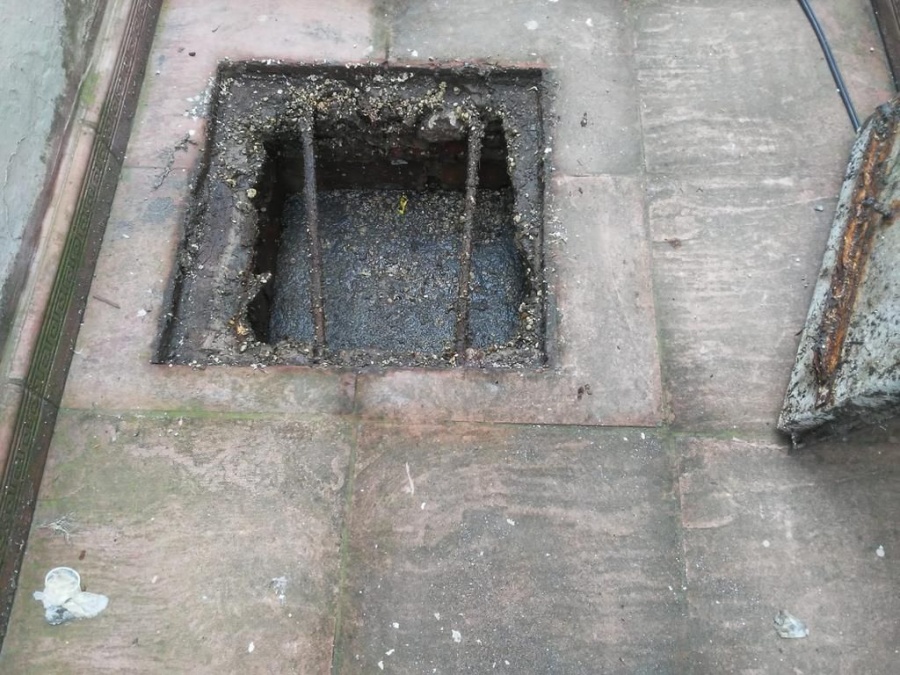 Vecinos de Tolosa, molestos por un desborde cloacal en 6 y 525