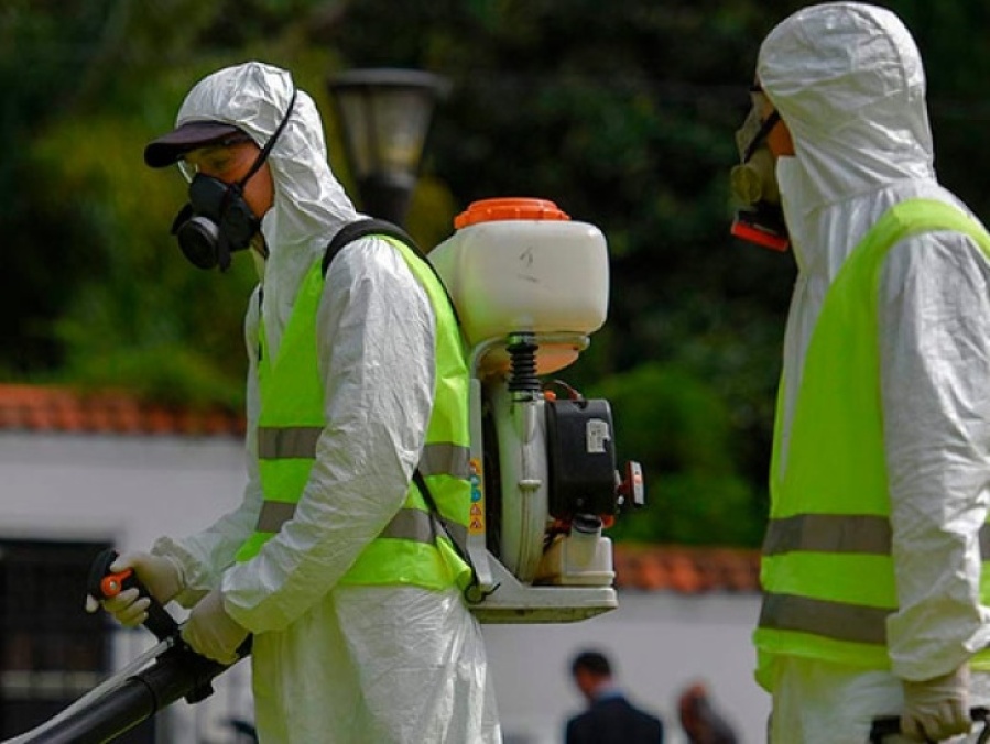 Trabajan en la fumigación contra el dengue en La Plata: a qué barrios se extiende el operativo