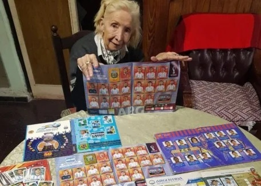 Una jubilada de 75 años ya completó dos álbumes del Mundial de Qatar y busca llegar a seis