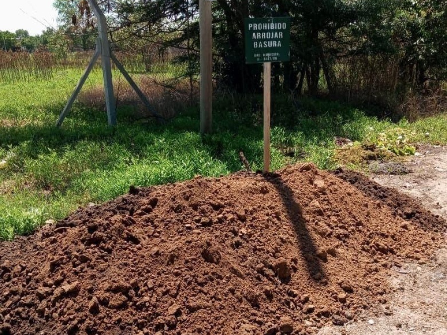 Vecinos de City Bell denuncian que un vecino arroja basura y tapa las zanjas