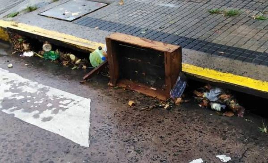 Vecinos reclaman limpieza y reparación de bocas de tormenta en diagonal 74 y 21