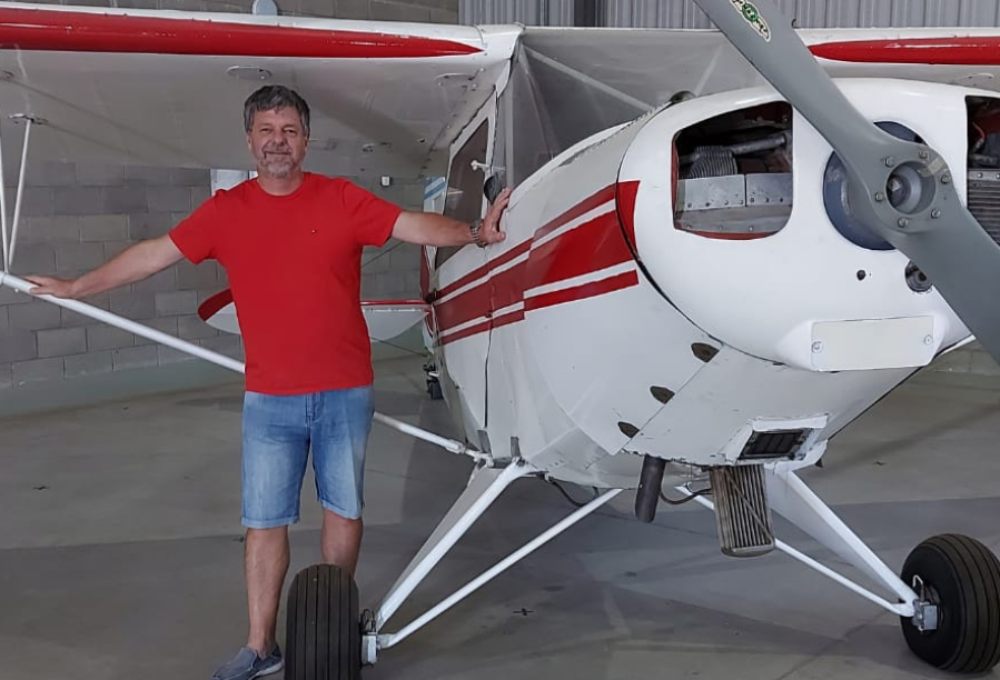 ”Es hora de hacer volar tu mensaje”: el avión de la Costa y la inconfundible voz que hace 33 años sobrevuela las playas