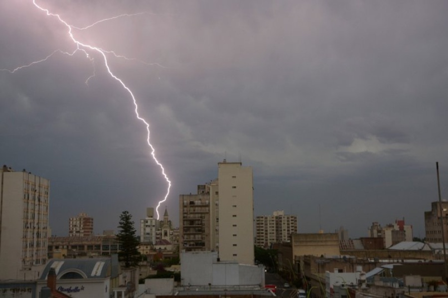 Lo sorprendió un rayo mientras grababa un audio a su amigo y se hizo viral
