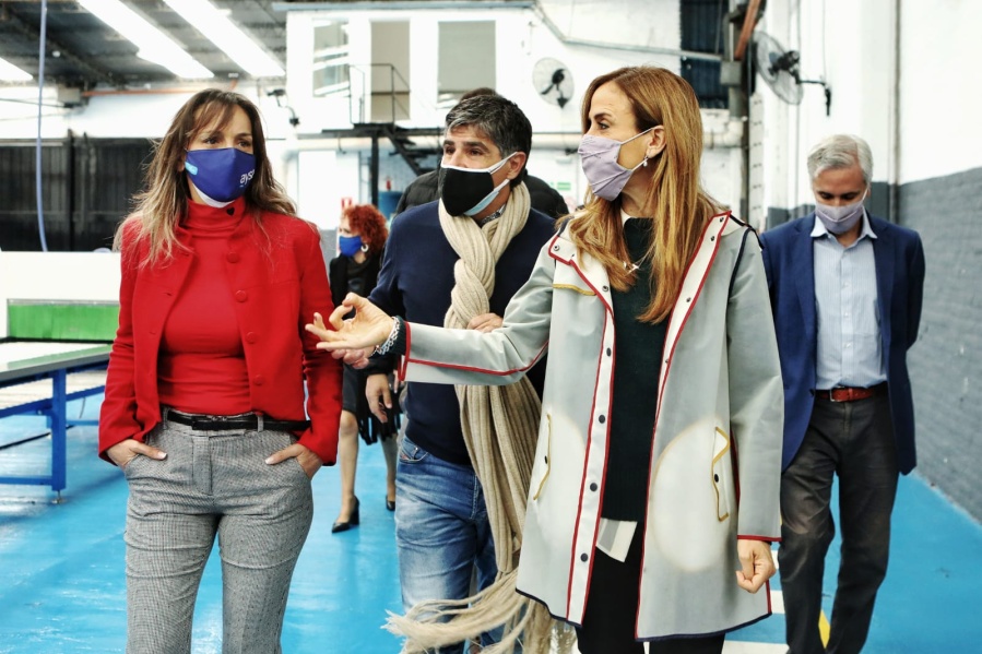 Junto a Malena Galmarini, Victoria Tolosa Paz recorrió una fábrica de calzado en Tigre