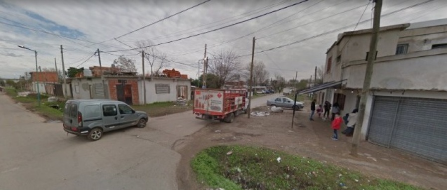 Una mujer fue a buscar a su perro a la casa del vecino y este la golpeó y amenazó