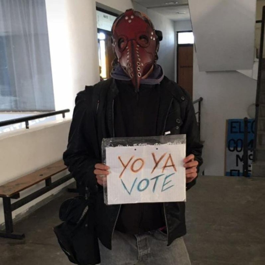 ”Yo ya voté” un estudiante platenes se cansó de las elecciones y dejó bien en claro su hartazgo