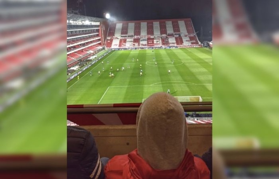 ”Que alguien me explique esto”: la furia de hinchas de Estudiantes por los infiltrados en la platea de UNO