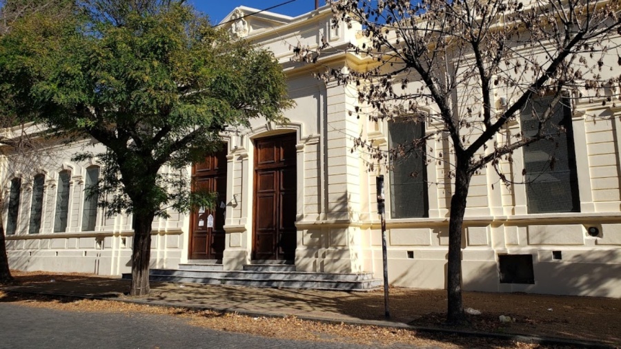 Feroz pelea en la puerta del Normal 2 deja alumnos heridos por un culetazo de un arma en La Plata