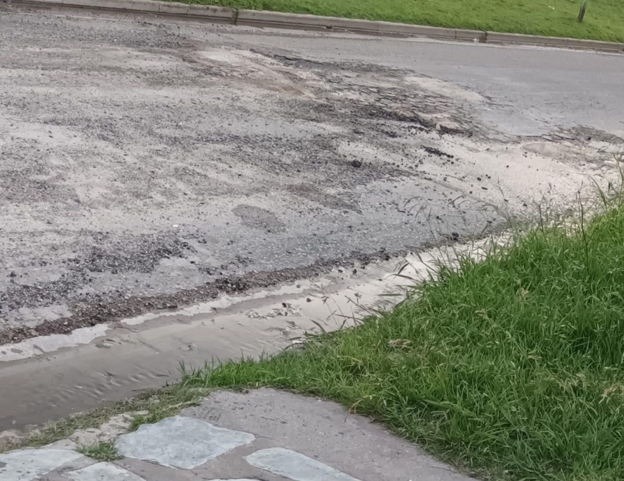 En 58 y 140, los vecinos se quejaron por un caño de agua roto