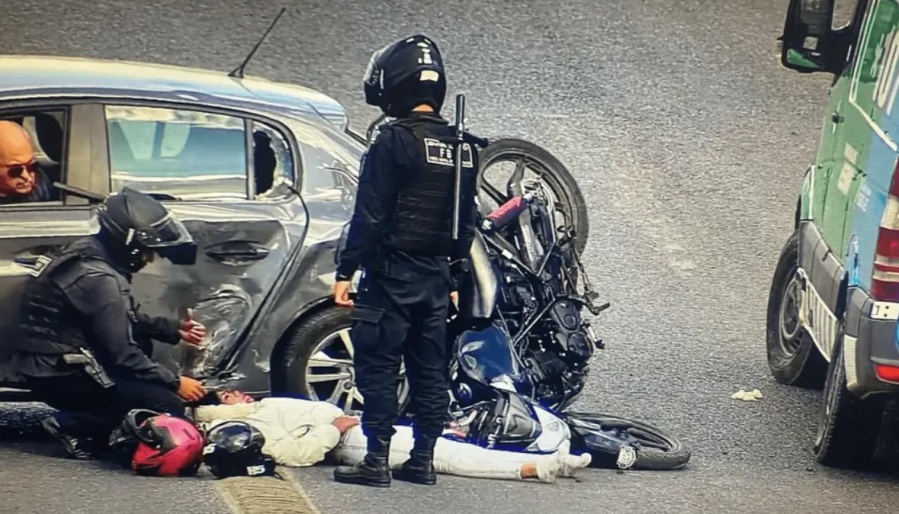 Impactante choque en Ensenada entre una moto y un auto dejó una mujer herida