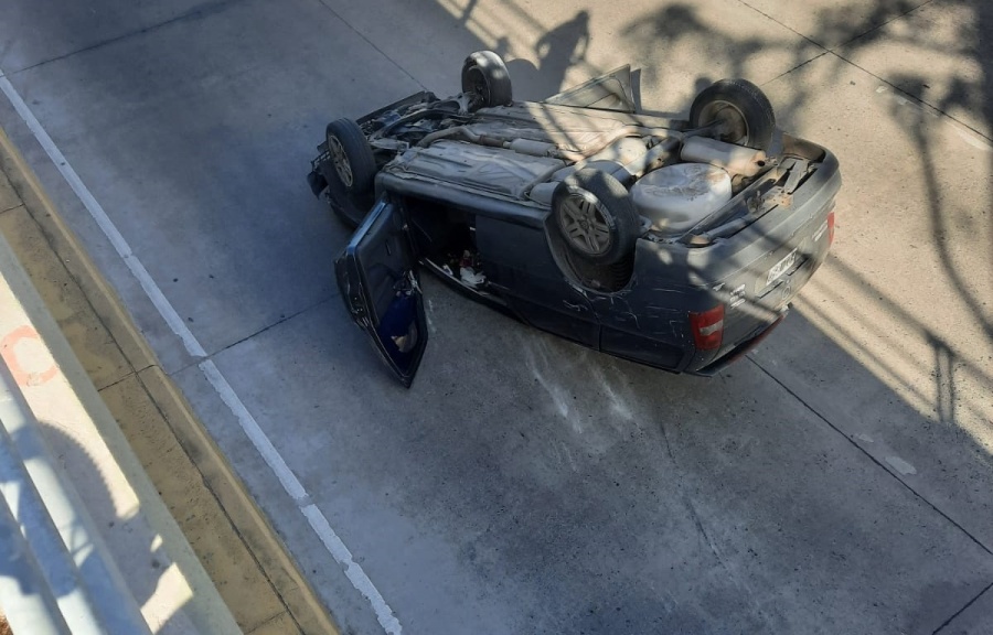 Realizó una ”extraña maniobra” al volante, volcó en el paso bajo nivel de 1 y 32, y se salvó de milagro