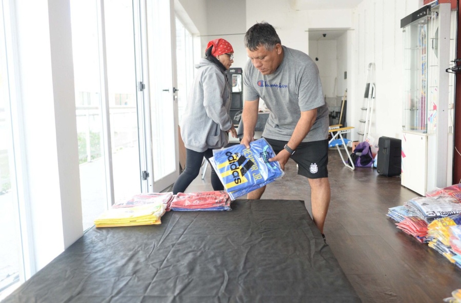 Los vendedores ambulantes del centro platense ya empezaron a trasladarse a galerías y paseos en desuso