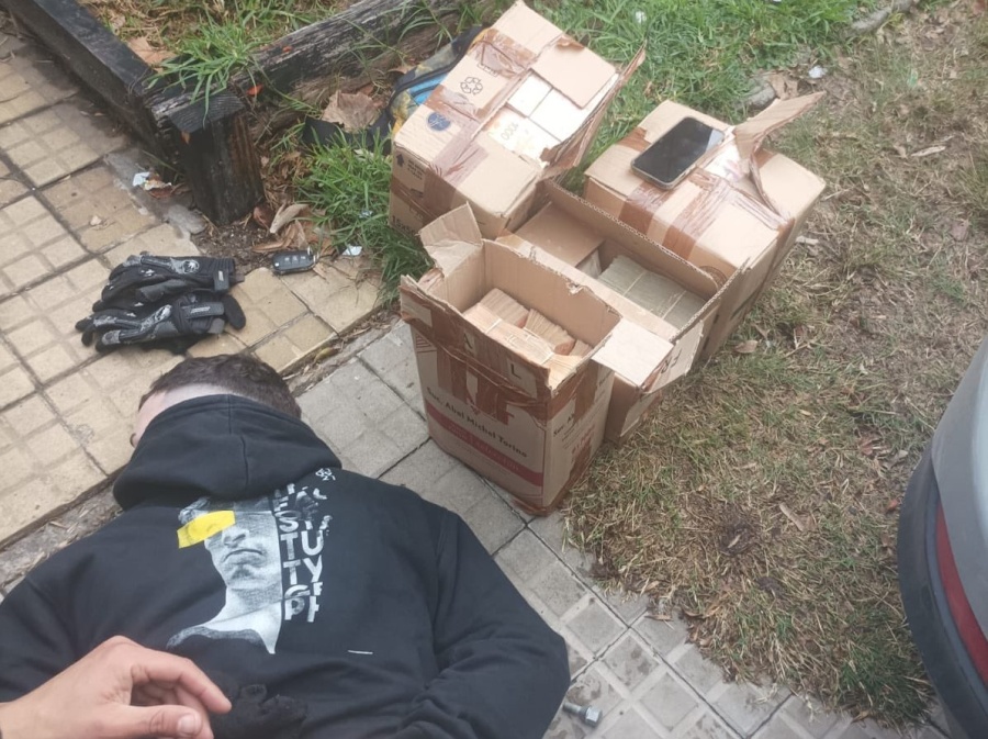 Detuvieron a un hombre con más de 27 millones de pesos luego de chocar con un auto robado en La Plata