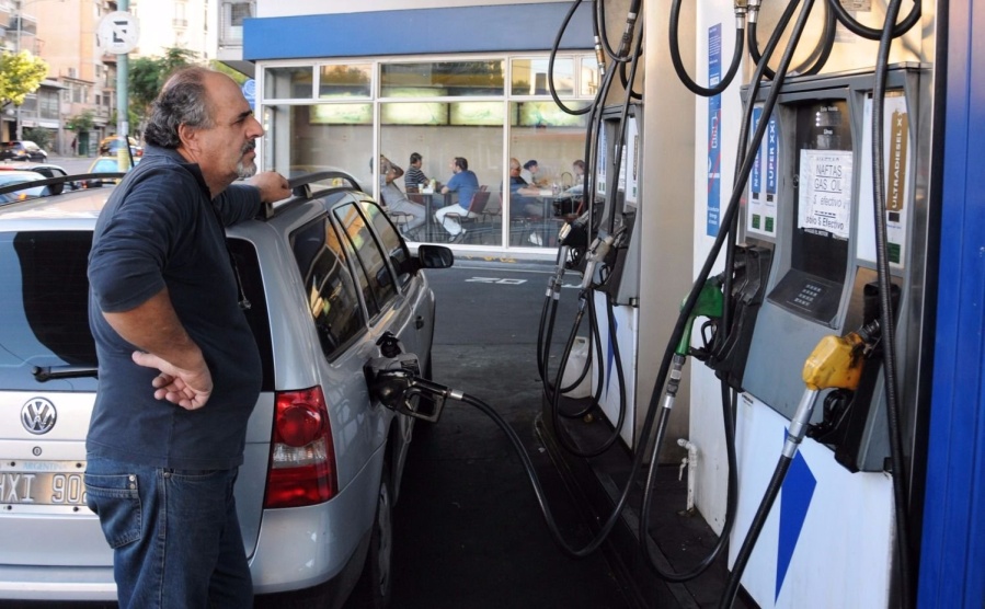 El Gobierno habilitará que los conductores puedan cargarse nafta ellos mismos en las estaciones de servicio