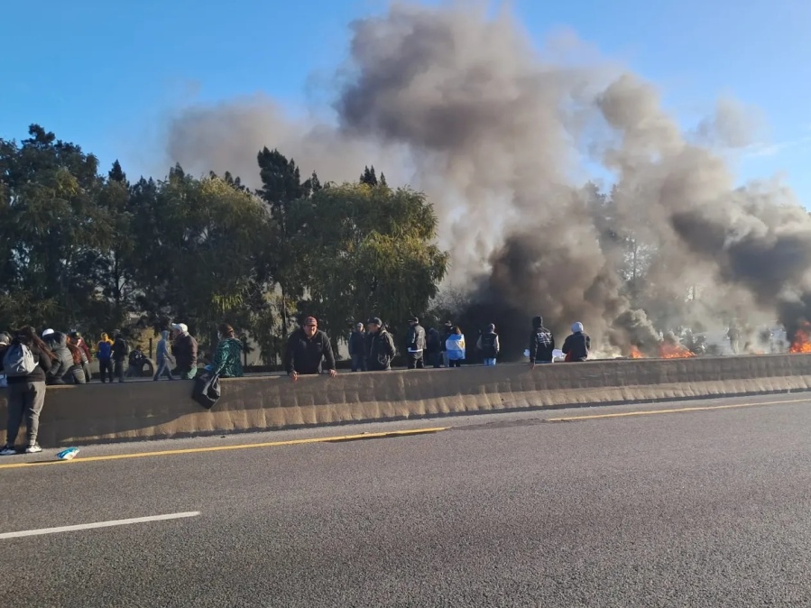 Envían fuerzas federales a la Autopista Buenos Aires La Plata ante nuevos cortes y manifestaciones