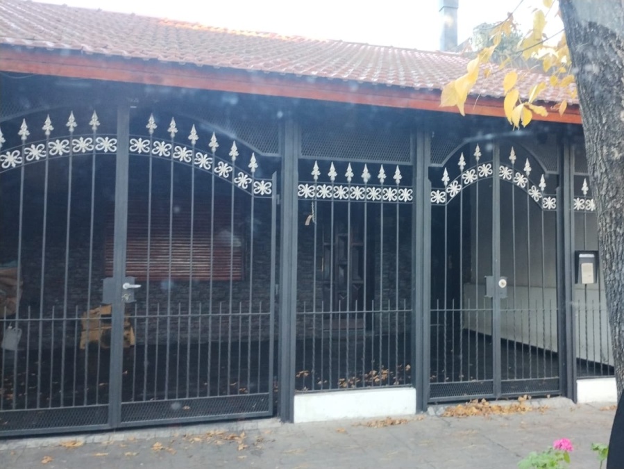 Entraba el auto, cinco delincuentes se metieron encapuchados a su casa de La Plata y le exigieron dinero a punta de pistola