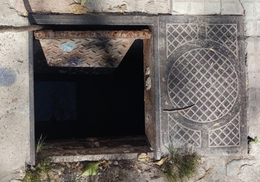 Le falta la tapa a un pozo de 47 y 18 y los vecinos temen que ocurra un accidente