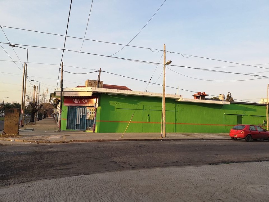 Dos delincuentes robaron en un supermercado de La Plata: se llevaron mercadería y más de medio millón de pesos